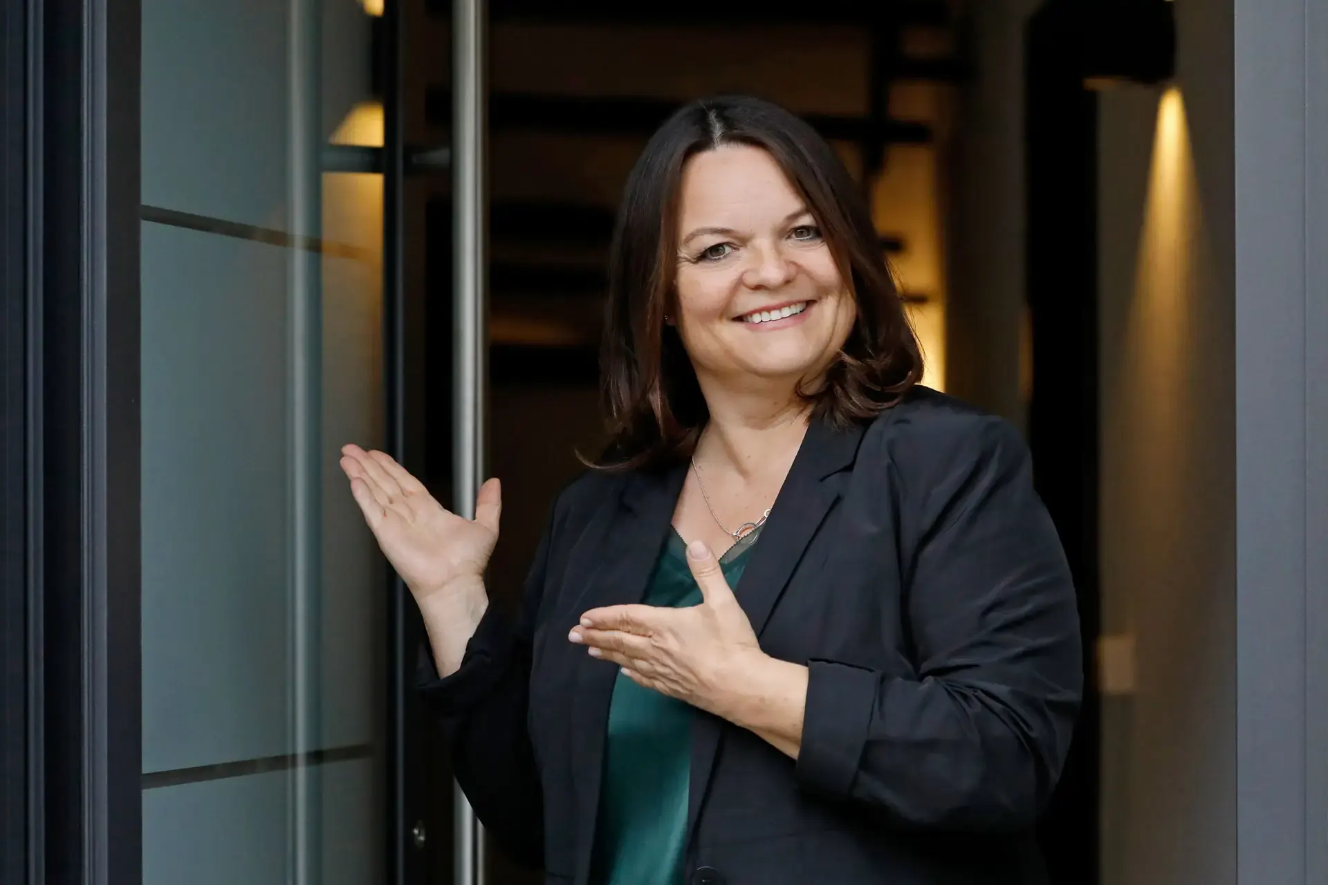Andrea Schilder, Immobilienmaklerin (IHK) in Frankenthal, öffnet die Tür