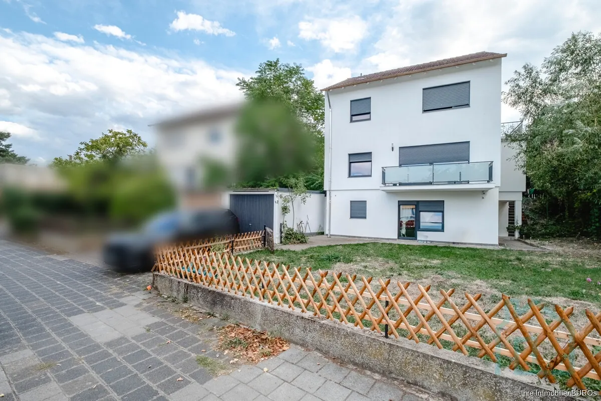 Weißes Einfamilienhaus mit Garten in Bad Dürkheim