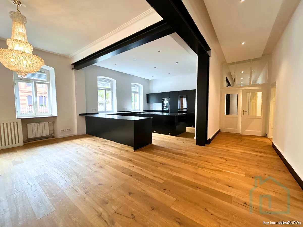 Erdgeschosswohnung mit Loftcharakter und Kronleuchter