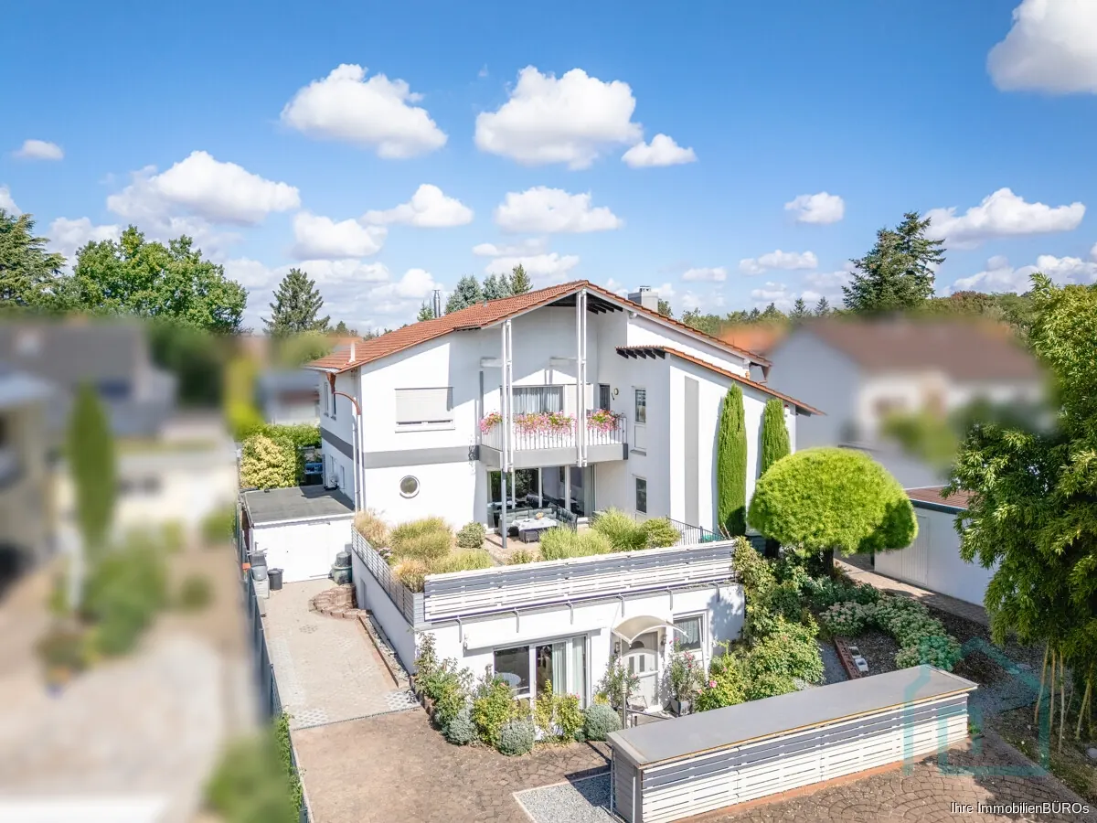 Zweifamilienhaus mit Terrasse und Garten in Frankenthal aus der Luft